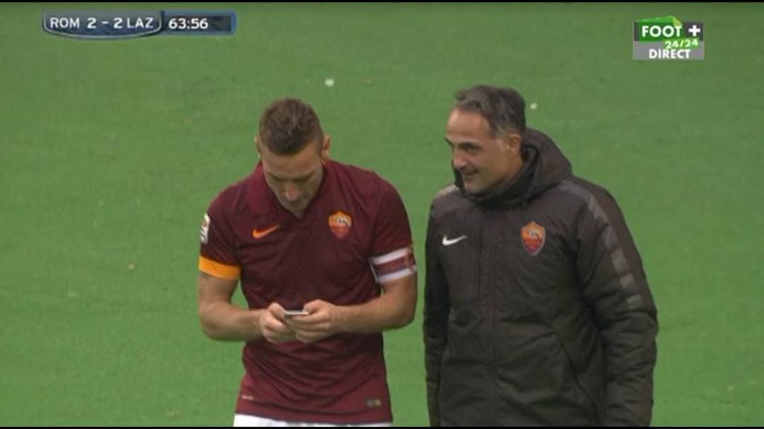 Dopo il favoloso gol del 2-2 nel derby (doppietta personale), Francesco Totti si è fatto dare un telefonino sotto la Curva Sud. E...